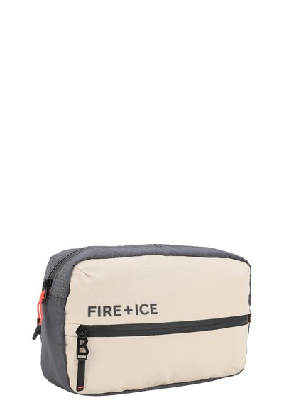 Borsa rettangolare in tessuto crema e grigio scuro con texture esagonale, dotata di una zip superiore e di una striscia nera frontale con logo.