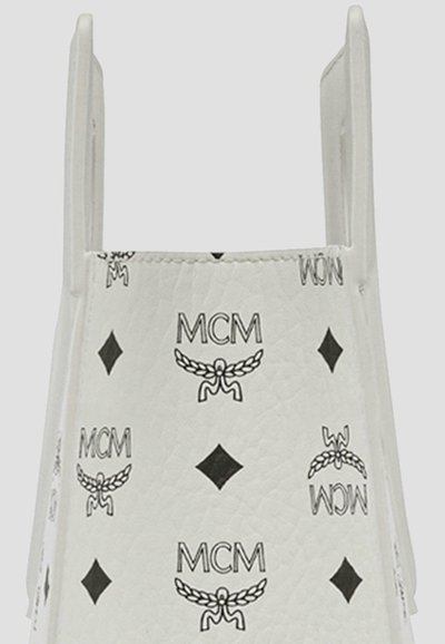 Sac à main en cuir blanc avec logos MCM noirs et motifs en diamant. Doté de poignées latérales robustes et d'une finition texturée.