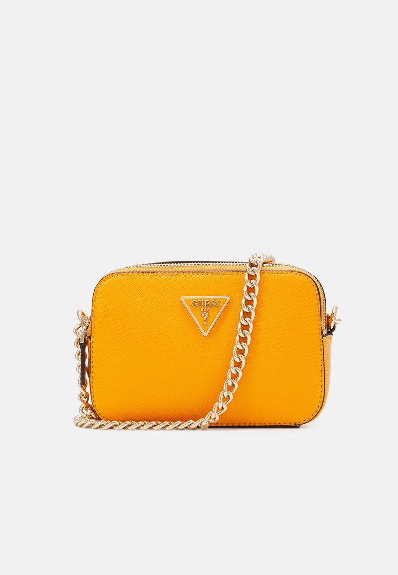 Bolso bandolera sintético amarillo con cierre de cremallera, correa de cadena dorada y acento de logo triangular en la parte frontal. Forma plana con superficie texturizada.