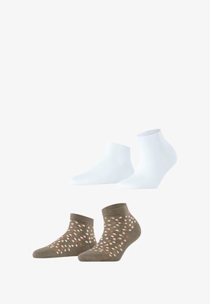 Deux paires de chaussettes de cheville : une entièrement blanche et une marron avec un motif de pois orange et blanc. Les deux présentent des bords élastiques.