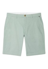 Pantalones cortos de algodón verde claro con un corte recto, bolsillos delanteros y cierre de botón marrón, que presentan una textura sutil y una costura limpia.