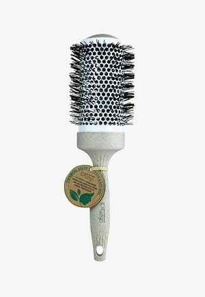 Cepillo térmico redondo para el cabello con cerdas negras y mango beige hecho de paja y cáscara de arroz, con una etiqueta de producto ecológica.