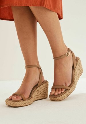 FOREVER COMFORT - Sandalias de cuña - camel