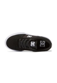Pantofi de skateboard negri cu parte superioară din suede și textil, având o talpă din cauciuc alb, design cu șireturi și logo pe limbă și pe lateral.