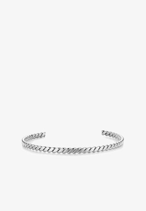 Pulsera abierta estilo cuerda torcida de plata mostrada sobre un fondo blanco.