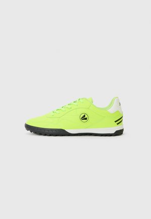 Neon grønne sportssko med en glat tekstur, rund tå, sort gummi såle og subtile sorte og hvide detaljer.