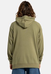Felpa con cappuccio in verde oliva, caratterizzata da una vestibilità comoda, polsini e orlo a coste, con una superficie liscia e un design semplice e minimal.