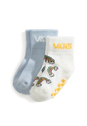 Zwei Paar Söckchen für Kleinkinder, ein hellblaues mit „VANS“-Schriftzug, ein weißes mit Regenbögen und gelbem „VANS“-Schriftzug sowie gelben rutschfesten Quadraten an der Sohle.