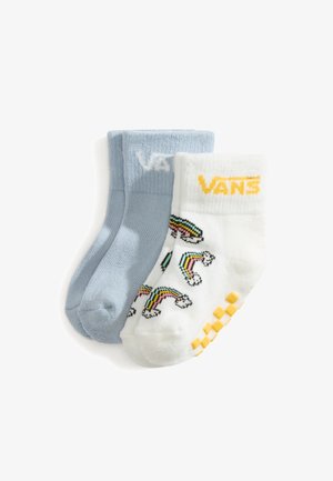 Dwie pary skarpetek dla małych dzieci, jedna jasnoniebieska z napisem "VANS", jedna biała z tęczami i żółtym napisem "VANS" oraz żółtymi poduszeczkami antypoślizgowymi na spodzie.
