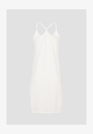 Robe blanche sans manches avec un décolleté en V et des bretelles croisées, fabriquée en tissu doux avec une texture lisse et une coupe légèrement ajustée.