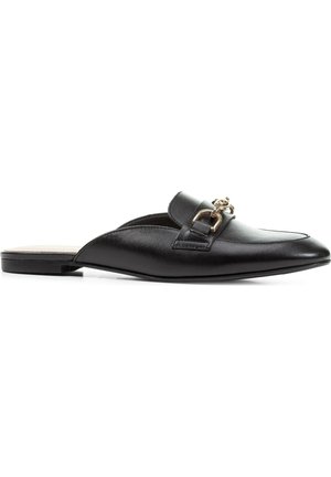 Mule en cuir noir à enfiler, avec bout pointu et détail de mors de cheval en métal doré sur le dessus, semelle plate.
