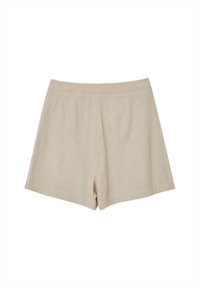 Shorts en lin beige avec une texture lisse, une taille structurée et deux plis avant. Coupe ajustée, conception à la longueur du genou.