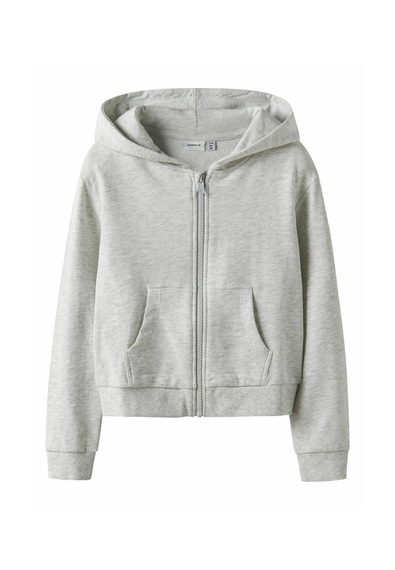 Sudadera gris con cremallera, hecha de tejido suave, que cuenta con capucha, dos bolsillos frontales y puños y dobladillo acanalados. Textura suave con un diseño casual.