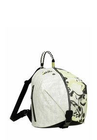 Sac à dos multicolore avec une fermeture éclair, présentant un motif floral noir et blanc, une texture lisse et une poignée tressée.