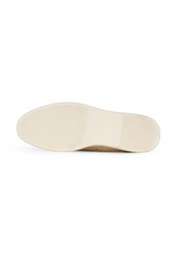 Beige rubberen schoenzool met textuur, voorzien van horizontale ribbels en een gladde, afgeronde neus. Geen zichtbare branding of details.