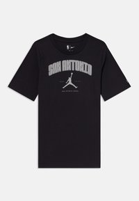 T-shirt en coton noir avec le texte "SAN ANTONIO" et un logo Jumpman en gris. Manches courtes et col ras du cou. Design simple et classique.
