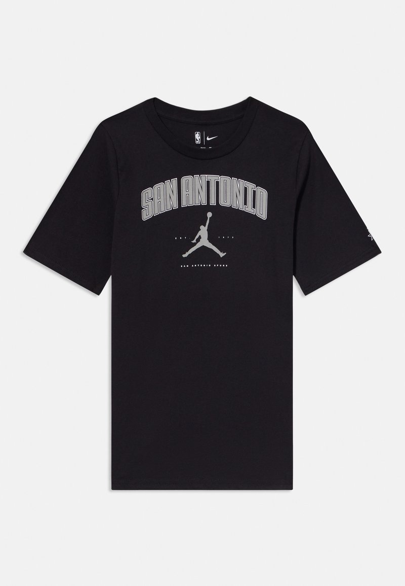 T-shirt en coton noir avec le texte "SAN ANTONIO" et un logo Jumpman en gris. Manches courtes et col ras du cou. Design simple et classique.