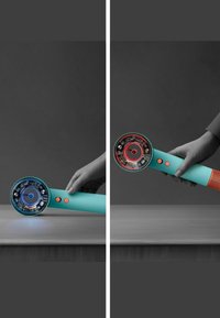 Handheld apparaat met een turquoise behuizing, ronde kop, blauwe en rode LED-lampen, oranje knoppen en zichtbare interne componenten.