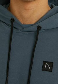 CHASIN' Jersey con capucha - blue