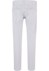 Vaqueros de denim blanco ajustados, con dos bolsillos traseros, una cintura de altura media y una textura suave. Costuras con detalles de puntadas.