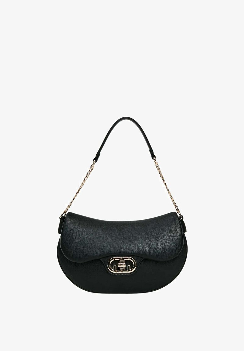 Borsa a mano in pelle nera con forma curva, dotata di chiusura in metallo color oro e tracolla a catena. Superficie texture e finitura liscia.