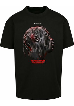 Zwarte katoenen t-shirt met een grafiek van een gestileerd gezicht in tinten van grijs en rood, met daaronder rode tekst die "FLYING HIGH" zegt.