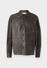 Dunkelbraune Lederhemdjacke mit spitzem Kragen, vorderer Knopfverschluss und einer Brusttasche. Mit glatter Textur und sichtbaren Nähten.