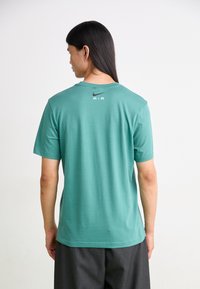 Nike Sportswear AIR GRAPHIC TEE - Marškinėliai su spaudiniu - bicoastal