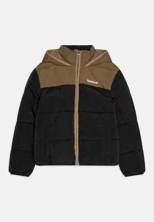 Veste matelassée avec un corps noir et un yoke de l'épaule khaki. Elle dispose d'une fermeture éclair à l'avant, d'une capuche et de deux poches avant. A une texture matelassée.