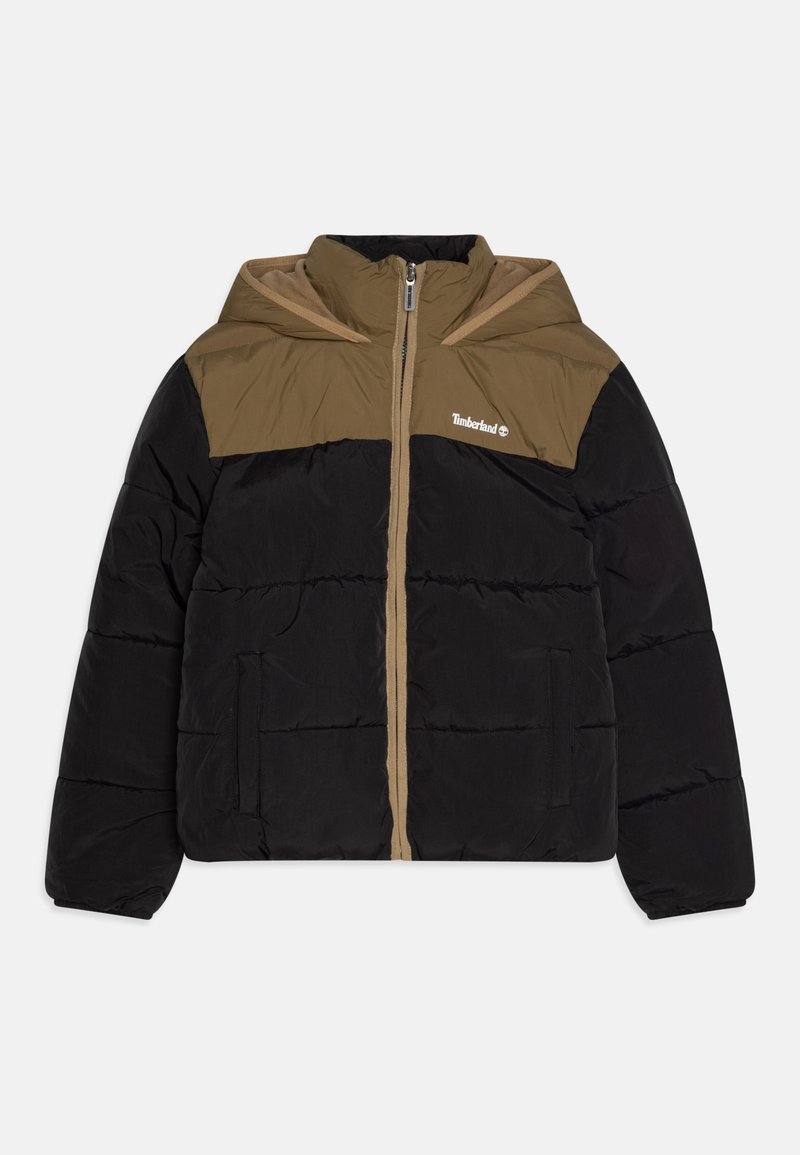 Casaco puffer com um corpo preto e uma pala em caqui. Apresenta um fecho frontal com zip, capuz e dois bolsos frontais. Tem uma textura acolchoada.