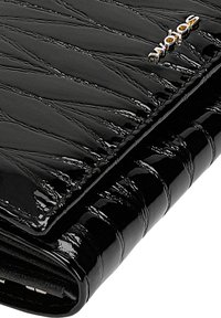 Portafoglio in pelle verniciata nera con una texture trapuntata, caratterizzato da scanalature diagonali e un accento del logo metallico. Forma compatta e rettangolare.