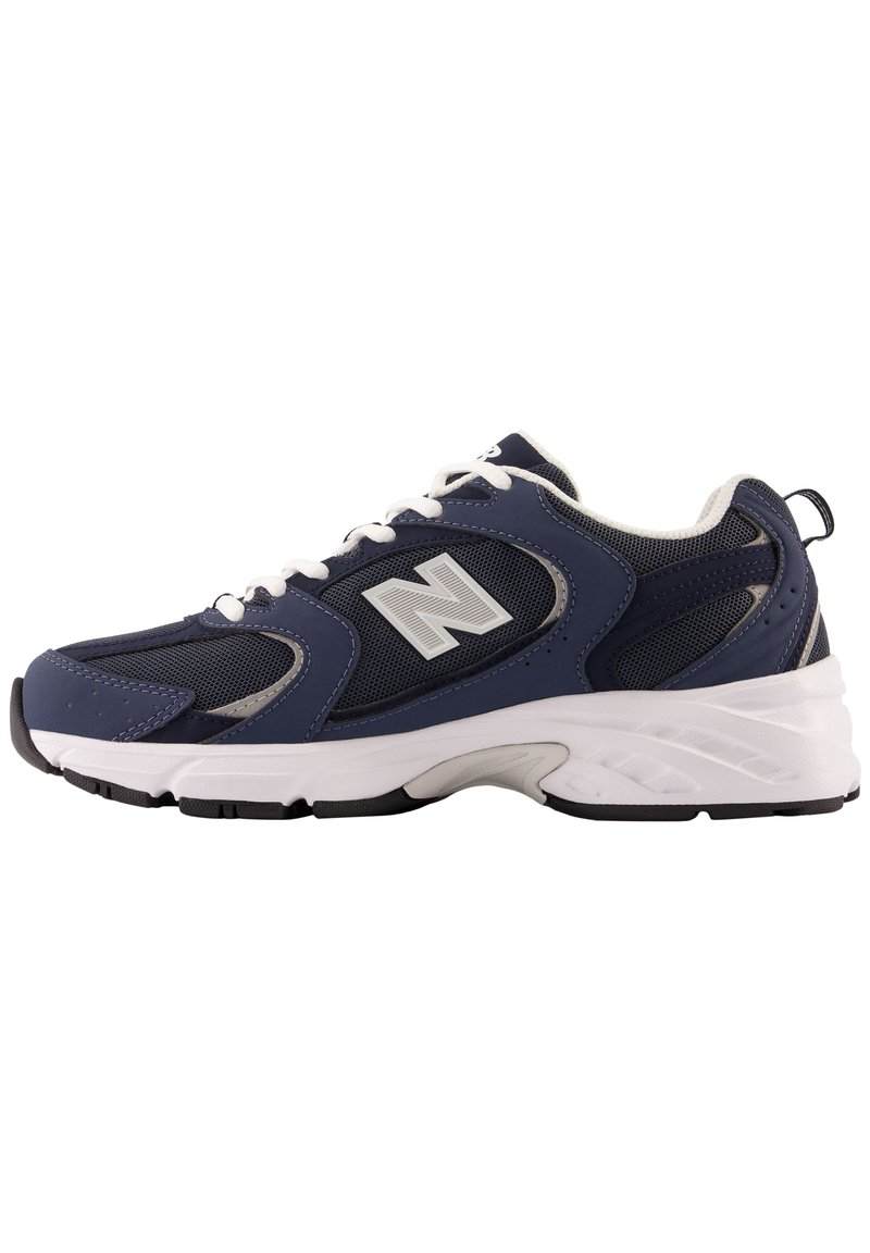 Scarpa sportiva blu navy con tomaia in rete, lacci bianchi e intersuola bianca texturizzata. Logo argento distintivo di lato.