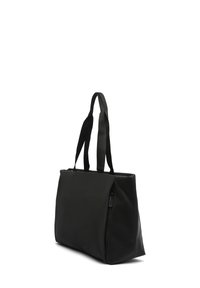 Czarna torba na ramię o prostokątnym kształcie, wykonana z gładkiego materiału, z krótkimi uchwytami i zapięciem na zamek po jednej stronie.