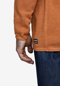 Jack & Jones JJEHILL CREW NECK  - Neule - umber