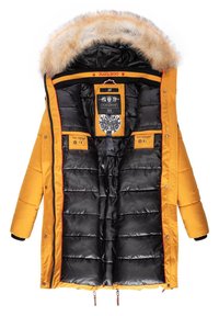 Kollane pehmendatud parka jakk musta sisuga, karvase kapuutsi, tõmbluku ja nööpide sulgemisega ning kahe esikoti kaudu, millel on brändimise detailid.