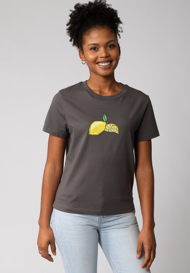 Graues Baumwoll-T-Shirt mit rundem Ausschnitt, das auf der Vorderseite eine Zitronengrafik in Gelb und Grün zeigt. Kurze Ärmel, lockere Passform.