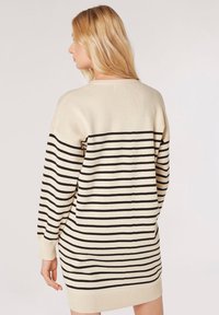 Strickkleid in Beige mit schwarzen horizontalen Streifen, langen Ärmeln und gerippten Bündchen. Hat eine lässige Silhouette und einen Rundhalsausschnitt.