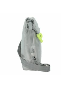 Borsa a tracolla grigia in tessuto texturizzato, con tracolla regolabile e un'etichetta verde di accento. Caratterizzata da una chiusura con zip e un design elegante e stretto.