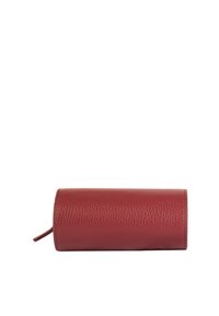 Borsa cilindrica rossa in pelle con una linguetta per la zip a un'estremità, esposta su uno sfondo bianco.