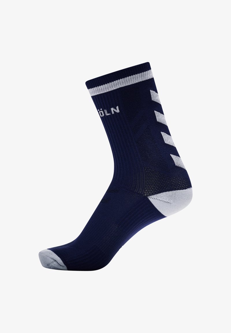 Granatowa skarpeta o prążkowanej fakturze, białe paski u góry i wzmocniony nosek. Z białymi ukośnymi akcentami po bokach.