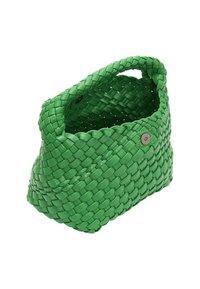Zelená pletená taška s pevnou strukturou, s opletenou texturou a dvěma bočními knoflíky. Vyrobeno z flexibilního plastového materiálu.