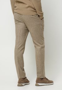 PROFUOMO Chino - dark sand