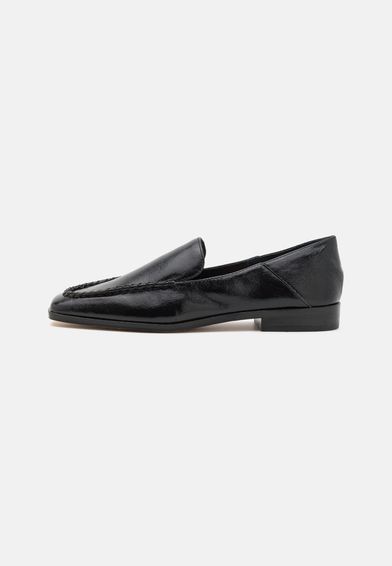 Mocassins en cuir noir avec une finition lisse, dotés d'un design cousu le long du bord avant et d'un petit talon carré.