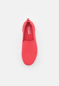 Skechers GO WALK SLIP ON - Sapatilhas - coral