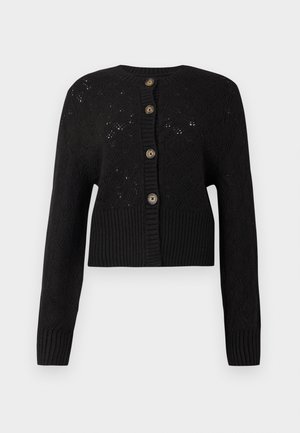 Cárdigan negro cropped con un patrón de punto texturizado, que presenta un dobladillo de canalé y cinco botones redondos marrones en la parte delantera.