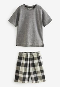 Szara, krótki rękaw t-shirt z okrągłym dekoltem, w połączeniu z szortami w kratę w czerni, bieli i szarości; szorty z elastycznym pasem.