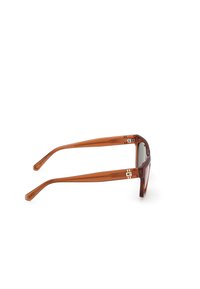 Ochelari de soare translucizi de culoare maro, cu rame rectangulare, accente metalice aurii și brațe drepte. Lentilele sunt nuanțate de culoare gri.