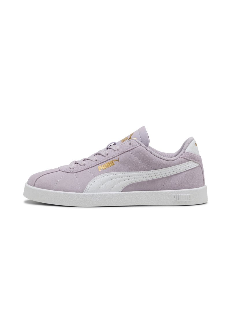 Sneakers in suede viola con accenti bianchi, caratterizzati da una finitura testurizzata, lacci piatti e un discreto marchio dorato sul lato e sulla linguetta.