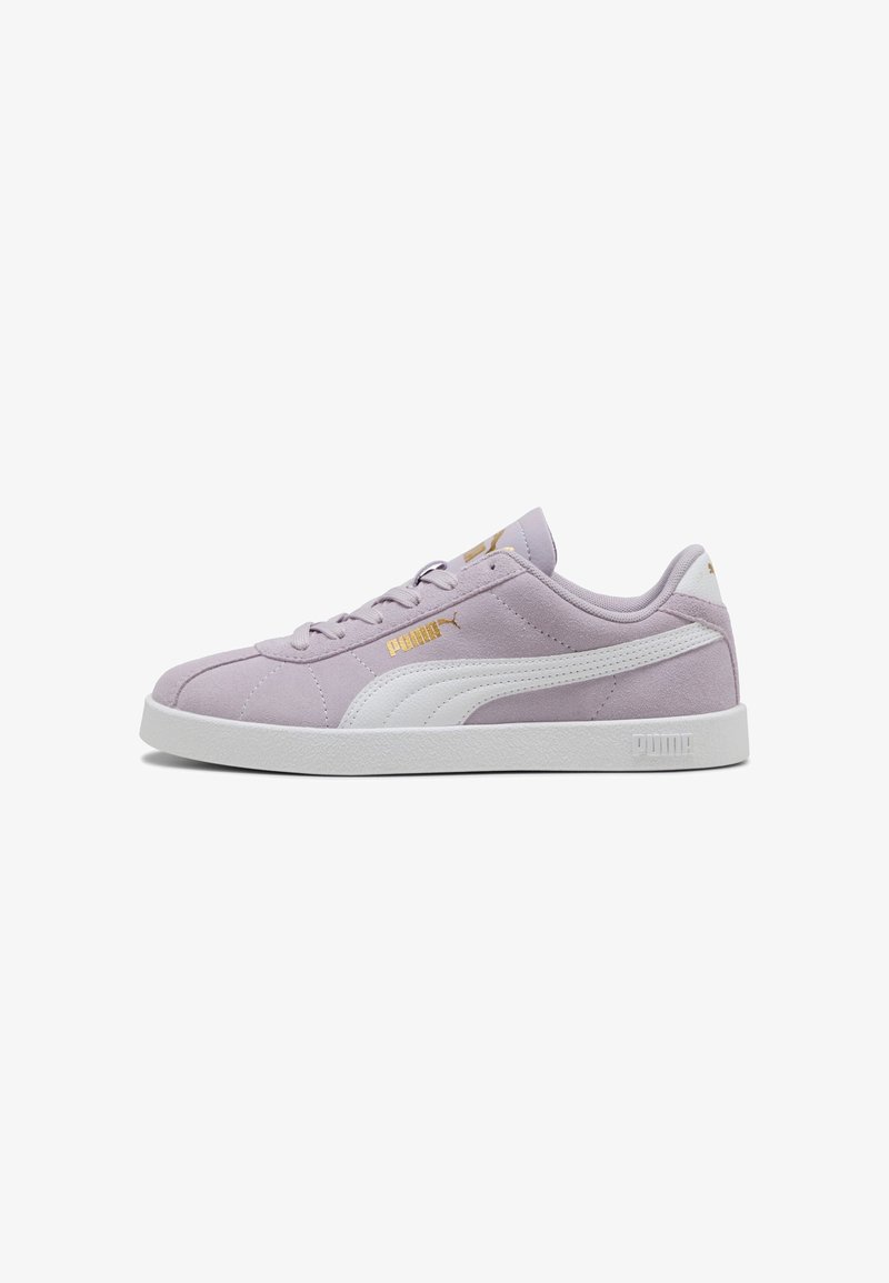 Sneakers in suede viola con accenti bianchi, caratterizzati da una finitura testurizzata, lacci piatti e un discreto marchio dorato sul lato e sulla linguetta.