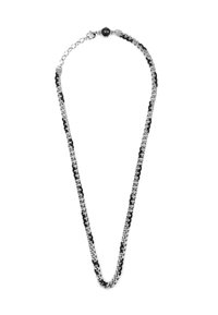Collana a catena caratterizzata da anelli in metallo silver alternati a dettagli neri, con una chiusura rotonda e di lunghezza adatta per essere indossata comodamente.